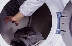 ΠΑΝΕΞΥΠΝΟ: Έβαλε παγάκια στο πλυντήριο και δείτε απο τί γλύτωσε… [video]