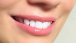 Πλάκα στα δόντια: Πώς θα την αφαιρέσετε από το... σπίτι, χωρίς επίσκεψη στον οδοντίατρο!