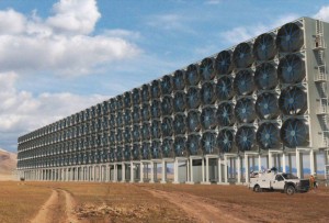 Νέα τεχνολογία: Τεράστιος τοίχος με ανεμιστήρες μετατρέπει διοξείδιο του άνθρακα σε καύσιμο