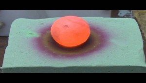 Τοποθέτησε μια καυτή μπάλα νικελίου σε ένα σφουγγάρι και δείτε τι έγινε… [βίντεο]