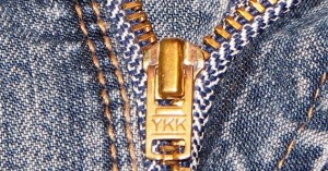 Δες τι σημαίνει το ΥΚΚ που αναγράφεται πάνω στα περισσότερα φερμουάρ των ρούχων σου!
