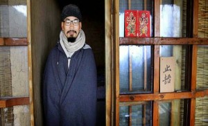 Η απίστευτη ιστορία ενός πάμπλουτου Κινέζου: Σώθηκε από θαύμα, χάρισε τα χρήματά του και τώρα ζει στα βουνά