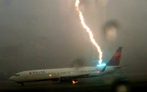 ΣΟΚΑΡΙΣΤΙΚΟ: Η κάμερα καταγράφει ακριβώς τη στιγμή που ο κεραυνός χτυπάει το αεροπλάνο στο αεροδρόμιο [video]