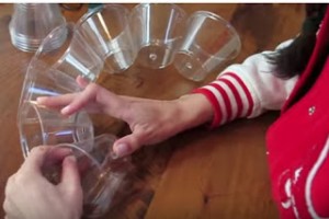 Ένωσε με συρραπτικό πλαστικά ποτηράκια και το αποτέλεσμα είναι απλά μοναδικό... [video]
