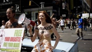 GoTopless Day: Γυμνόστηθες διαδηλώτριες διεκδικούν ίσα δικαιώματα με το ισχυρό φύλο στη... γύμνια (vid, εικόνες)