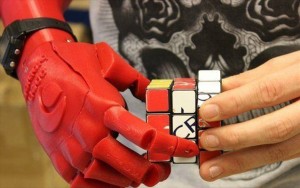 Χαμηλού κόστους ρομποτικό προσθετικό χέρι κέρδισε το James Dyson Award στη Μ. Βρετανία