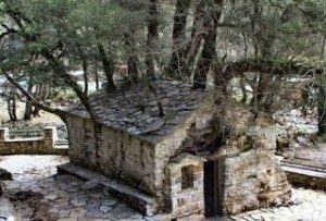 Σε ποιο μέρος της Ελλάδας βρίσκεται το εκκλησάκι με τα... 17 πλατάνια στη στέγη του; [photos]