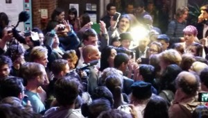 Υποδοχή ροκ σταρ για τον Βαρουφάκη στο Λονδίνο: Εγινε δεκτός με θερμά χειροκροτήματα (vid, φωτό)