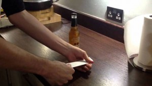 Πώς να ανοίξετε ένα μπουκάλι μπύρας με ένα...κομμάτι χαρτί (βίντεο)