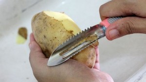 Μην πετάτε τις φλούδες από τις πατάτες που καθαρίζετε - Δείτε γιατί