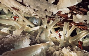 Το σπήλαιο με τους γιγαντιαίους κρυστάλλους, που κανείς επισκέπτης δεν αντέχει πάνω από δέκα λεπτά. Είναι η “Καπέλα Σιξτίνα των κρυστάλλων” και η θερμοκρασία φθάνει τους 58 βαθμούς