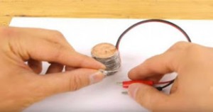 Δείτε πως μπορείτε να δημιουργήσετε μια μπαταρία χρησιμοποιώντας κέρματα. (Βίντεο)