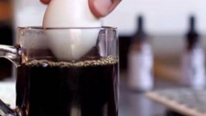 Εσείς το γνωρίζατε; -Δείτε τι γίνεται αν βουτήξετε ένα αυγό σε μία κούπα καφέ...(βίντεο)
