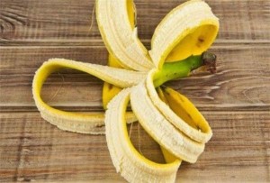 Λεύκανση δοντιών με μία μπανανόφλουδα! Δείτε πώς θα το κάνετε