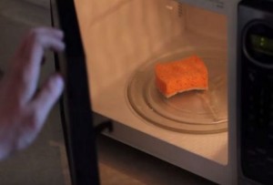 Βάζει το σφουγγάρι στον φούρνο μικροκυμάτων. Μόλις δεις γιατί θα κάνεις σίγουρα το ίδιο! (VIDEO)