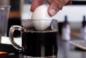 Τί θα συμβεί αν βουτήξετε ένα αυγό σε μία κούπα καφέ!