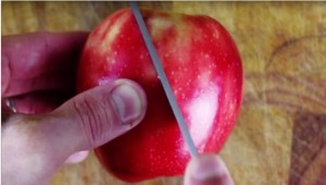 Αρχίζει να κόβει το μήλο με το μαχαίρι διαγώνια. Το αποτέλεσμα; Mεγαλοπρεπές!