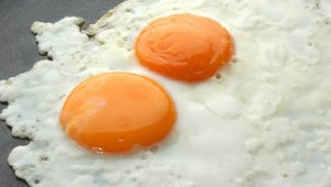 Αυτό είναι το βίντεο που κάνει θραύση με το ελληνικό αυγό - Δείτε γιατί (vid)