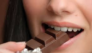 Δείτε τι ακριβώς παθαίνουν οι γυναίκες όταν τρώνε... σοκολάτα