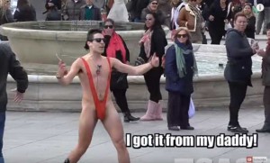 Ημίγυμνος άντρας τραγουδάει Psy στο κέντρο της Αθήνας (video)