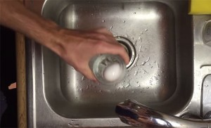 Βάζει ένα βραστό αυγό μέσα σε ένα ποτήρι. Ο λόγος; Αν δεν το δείς δεν θα το πιστέψεις !!! (Βίντεο)
