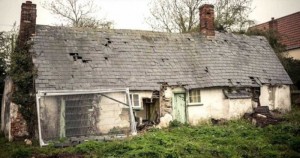 Μια ηλικιωμένη γυναίκα έχει εγκαταλείψει αυτό το σπίτι εδώ και 10 χρόνια. Αυτά που άφησε μέσα; Πρέπει να το δείτε! (βίντεο)