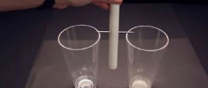 Δείτε τι θα γινει αν ανάψετε κερί ανάμεσα σε δύο ποτήρια; (video)