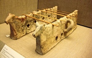 Το σουβλάκι κατάγεται από το Αιγαίο και το έψηναν σε καλαμάκια στη Σαντορίνη πριν από 6.500 χρόνια! Περιζήτητη λιχουδιά ήταν ο γάρος, μια εκλεκτή σάλτσα από ψάρια που εξυμνούσε ο Σοφοκλής και ο Πλάτωνας