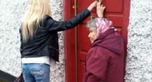 Απίστευτη! 82χρονη χτυπά ξένες πόρτες και μετά τρέχει να κρυφτεί (ΒΙΝΤΕΟ)