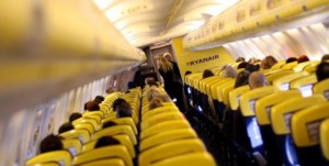 «Καθυστερούμε γιατί δεν θέλουμε να πεθάνουμε»: Αεροσυνοδός της Ryanair «καθησυχάζει» τους επιβάτες (Video)