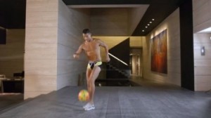 Ο Ρονάλντο μαγεύει την μπάλα μόνο με το εσώρουχο! (VIDEO)