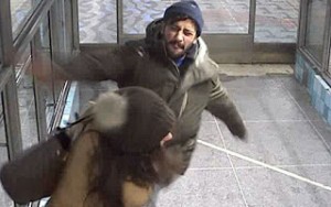 Απίστευτο περιστατικό σε μετρό: Κλέφτης χτυπάει γυναίκα γιατί προσπάθησε να τον σταματήσει... [video]