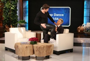 Ξεκαρδιστικός! Δείτε τον Zac Efron να χορεύει Lap Dance στην Elen DeGeneris (βίντεο)