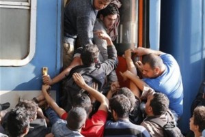 Μειώνεται ο πληθυσμός των γηγενών Ελλήνων κι αυξάνεται ο αριθμός των ξένων και προσφύγων. Κι όμως κανείς δεν αντιδρά !