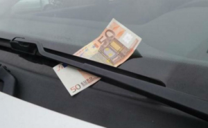 Αν δείτε κάτω από τον υαλοκαθαριστήρα λεφτά μην πλησιάσετε το αυτοκίνητο σας! Δείτε γιατί…
