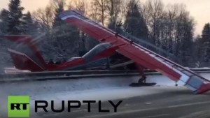 Αναγκαστική προσγείωση αεροσκάφους σε αυτοκινητόδρομο της Μόσχας! (Βίντεο)