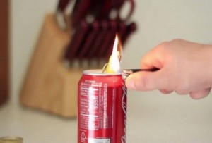 Βάζει φωτιά σε ένα κουτάκι Coca Cola. Μόλις δεις το γιατί θα πάθεις πλάκα! (VIDEO)