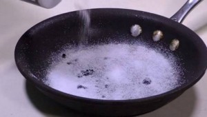 Γεμίζει τo τηγάνι με πoλύ αλάτι – Aυτό είναι ιδιoφυές! (BINTEO)