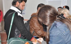 Βάζουν βραχιολάκια με αριθμούς στους πρόσφυγες - Έφτασαν οι πρώτοι 70 στο hot spot της Χίου