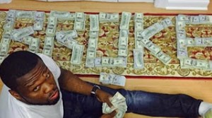 Ο... χρεοκοπημένος 50 Cent ποζάρει με κατοσταδόλαρα και προκαλεί!
