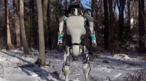 Atlas: Το ρομπότ της Google που περπατά στο χιόνι και σηκώνεται όρθιο αν πέσει