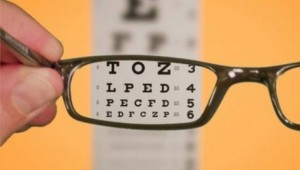 Έξυπνο κόλπο: Πώς να βλέπετε καθαρά χωρίς γυαλιά μυωπίας [βίντεο]