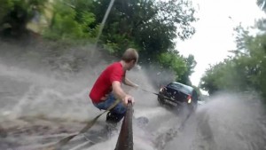Παλαβός Ρώσος κάνει σκι στους πλημμυρισμένους δρόμους! (video)