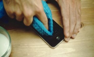 Πως να εξαφανίστε τα γδαρσίματα από το κινητό σας με αυτόν τον πανέξυπνο τρόπο!
