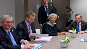 Νέο μνημόνιο μας ετοιμάζουν ΔΝΤ και Βρυξέλλες; - Για να μειωθεί το χρέος πρέπει να περάσουν από το 