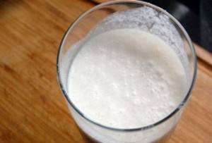 Θα πάθετε πλάκα: Πανεύκολη συνταγή για σπιτικό γάλα καρύδας!