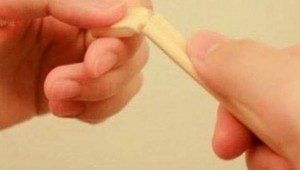 Ανακάλυψε τυχαία ότι όλοι χρησιμοποιούν λάθος τα chopsticks και έγινε viral (φωτό)