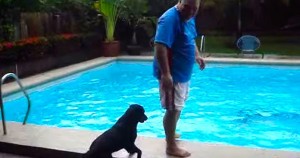 Στέκεται όρθιος δίπλα από την πισίνα. Δείτε όμως τι θα κάνει ο σκύλος από πίσω του!