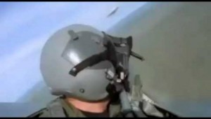 ΑΤΙΑ περνάει ξυστά από μαχητικό αεροσκάφος με ιλιγγιώδη ταχύτητα – Άναυδος ο πιλότος! [βίντεο]