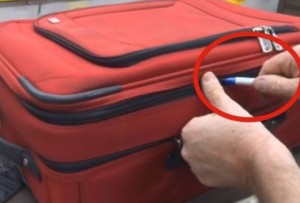 Αυτός είναι ο τρόπος για να μη σας ανοίξουν ποτέ τη βαλίτσα! (VIDEO)